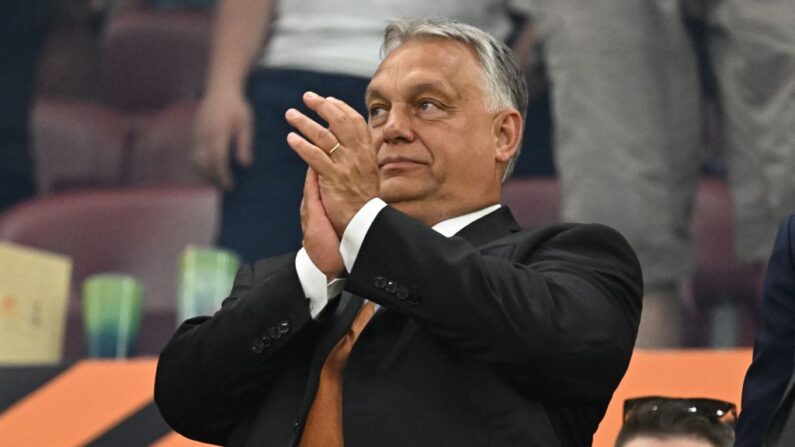 O primeiro-ministro húngaro, Viktor Orban, aplaude antes da final da UEFA Europa League entre Sevilla FC e AS Roma na Puskas Arena em Budapeste, Hungria, em 31 de maio de 2023 (Foto de ATTILA KISBENEDEK/AFP via Getty Images)