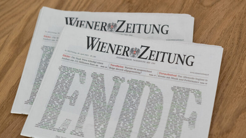 A edição atual do jornal mais antigo do mundo "Wiener Zeitung" mostra uma ilustração da palavra "end" ("Ende" em alemão) em 28 de abril de 2023 em Viena, Áustria. Em 27 de abril, o governo austríaco votou pelo fim da publicação impressa diária do jornal (Foto de Thomas Kronsteiner/Getty Images)