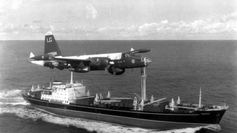 Um avião de patrulha P2V Neptune dos EUA sobrevoa um cargueiro soviético durante a Crise dos Mísseis de Cuba em outubro de 1962. A crise levou o mundo à beira de uma catástrofe nuclear. (MPI/Getty Images)