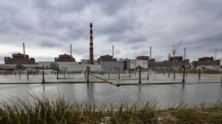 Rompimento de barragem reduz nível da água usada para resfriar usina de Zaporizhzhya