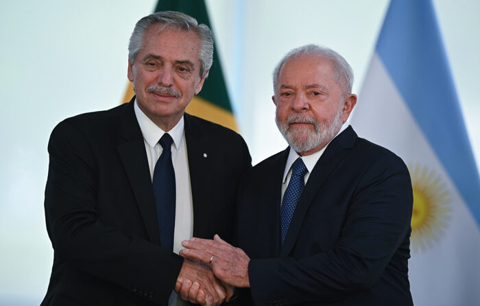 O presidente do Brasil, Luiz Inácio Lula da Silva, se reúne com seu homólogo argentino, Alberto Fernández, no Palácio do Planalto, hoje em Brasília (Brasil) (EFE/André Borges)
