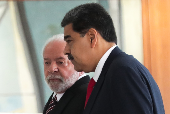 Lula mantém Brasil na embaixada da Argentina e assessores defendem tom mais firme com Maduro