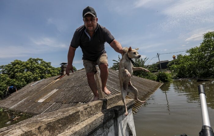 Uma área inundada em Kherson. (EF/EPA/MYKOLA TYMCHENKO)