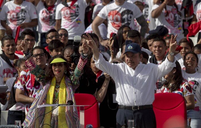 O ditador da Nicarágua, Daniel Ortega (c), e sua esposa, Rosario Murillo, em uma fotografia de arquivo (EFE/ Jorge Torres)