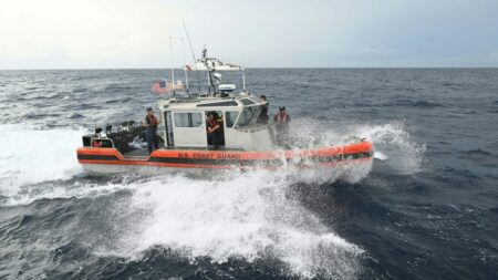 Especialistas americanos estudam os ruídos detectados na área de busca do submersível