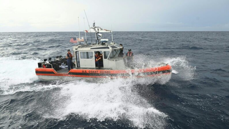 Um barco da Guarda Costeira dos EUA em uma foto de arquivo. (Ted Aljibe/AFP via Getty Images)