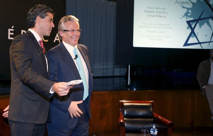 Foto de arquivo em que foi registrado o juiz argentino Daniel Rafecas, juntamente com o jurista espanhol Baltasar Garzón (d), em Madri (Espanha). Rafecas pediu a captura internacional de quatro libaneses suspeitos de terem ligação com o ataque à sede da Associação Mutual Israelita Argentina (AMIA) em Buenos Aires, que em 1994 deixou 85 mortos e permanece impune (EFE/Víctor Lerena)