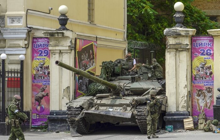 Militares armados da empresa militar privada (PMC) Wagner Group, incluindo alguns em um tanque, vigiam a rua no centro de Rostov-on-Don, sul da Rússia, 24 de junho de 2023 (EFE/EPA/STRINGER)