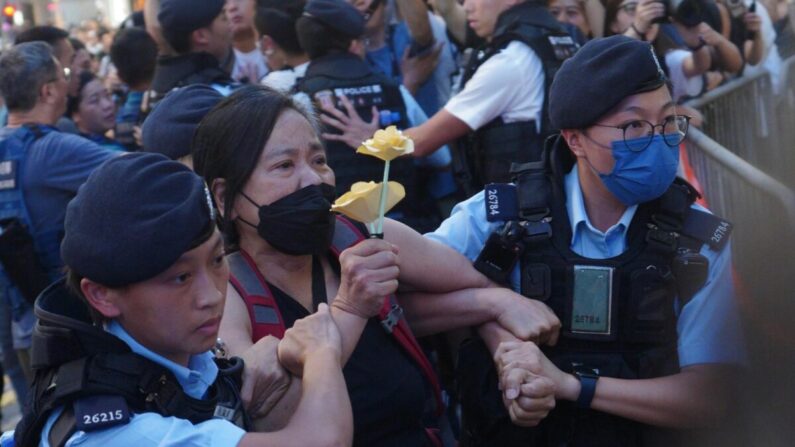 Chan Po-ying, presidente da Liga dos Social-democratas, foi levado pela polícia, em Hong Kong, em 4 de junho de 2023. (Benson Lau/The Epoch Times)