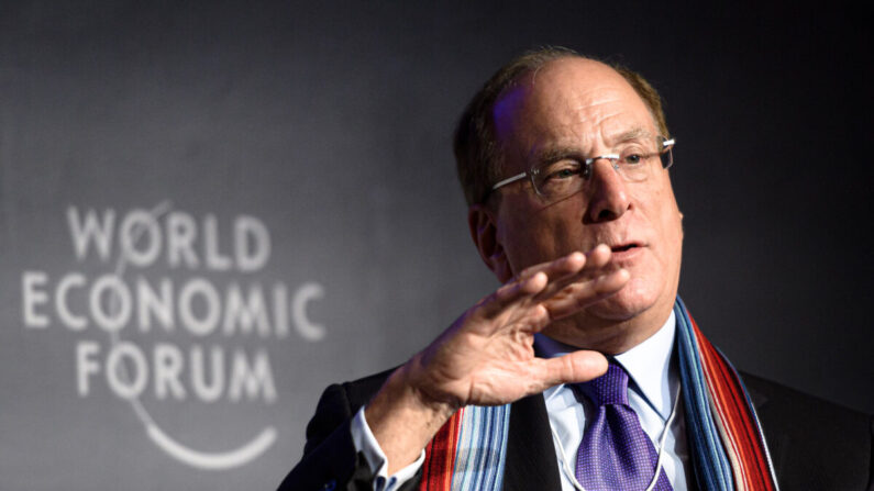 O CEO da BlackRock, Larry Fink, participa de uma sessão na reunião anual do Fórum Econômico Mundial em Davos, em 23 de janeiro de 2020 (Fabrice Coffrini/AFP via Getty Images)
