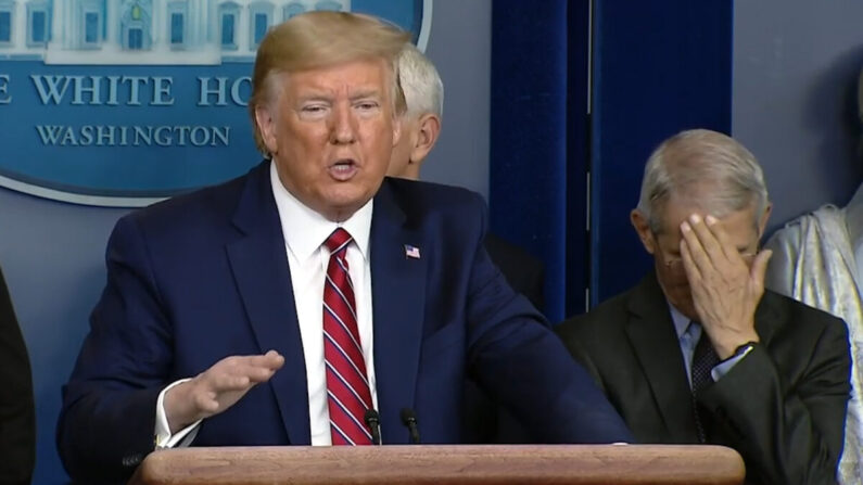 Anthony Fauci cobre o rosto enquanto o presidente Donald Trump fala durante um briefing sobre o coronavírus. (Casa Branca/Captura de tela)