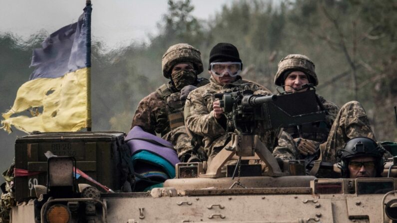 Soldados ucranianos andam em um veículo blindado perto da cidade de Lyman, na região de Donetsk, Ucrânia, em 6 de outubro de 2022 (Yasuyoshi Chiba/AFP via Getty Images)