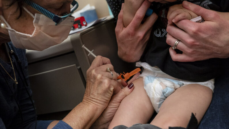Uma criança de 1 ano recebe a vacina Pfizer COVID-19 em Seattle em 21 de junho de 2022. (David Ryder/Getty Images)