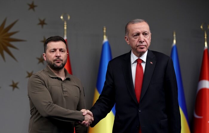 O presidente turco Recep Tayyip Erdogan (D) cumprimenta o presidente ucraniano Volodymyr Zelensky em Ancara na sexta-feira. (EFE/EPA/TOLGA BOZOGLU)
