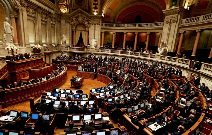 O parlamento português aprovou por lei a descriminalização do consumo de drogas sintéticas. Na imagem registo do arquivo geral da Assembleia da República, em Lisboa (EFE/Mário Cruz)
