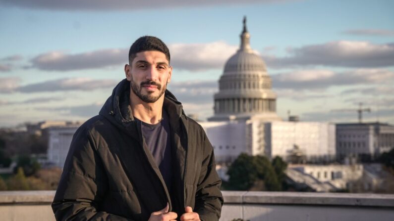 Jogador da NBA e ativista de direitos humanos Enes Kanter Freedom em Washington em 18 de dezembro de 2022. (Jack Wang/The Epoch Times)