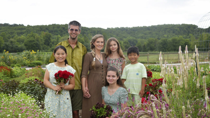 No sentido horário de L: Ella, Jere, Emilee, Malia, Cyan e Sasha Gettle (Baker Creek Heirloom Seed Co./RareSeeds.com)