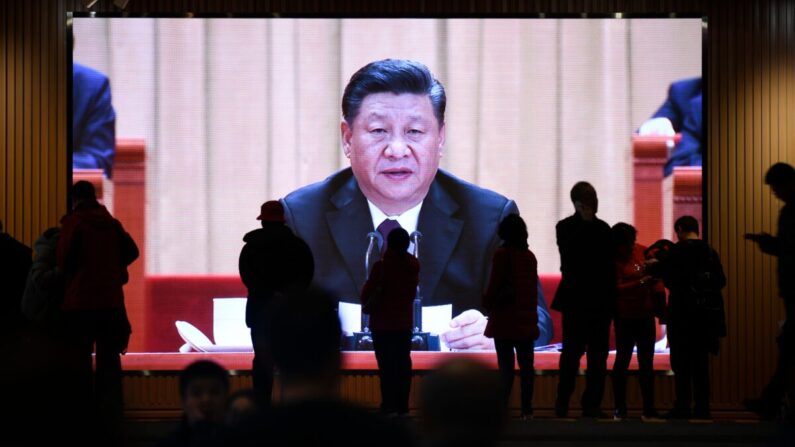 Pessoas passam por uma tela que mostra imagens de vídeo do líder chinês Xi Jinping no Museu Nacional da China em Pequim, em 27 de fevereiro de 2019 (Wang Zhao/AFP via Getty Images)