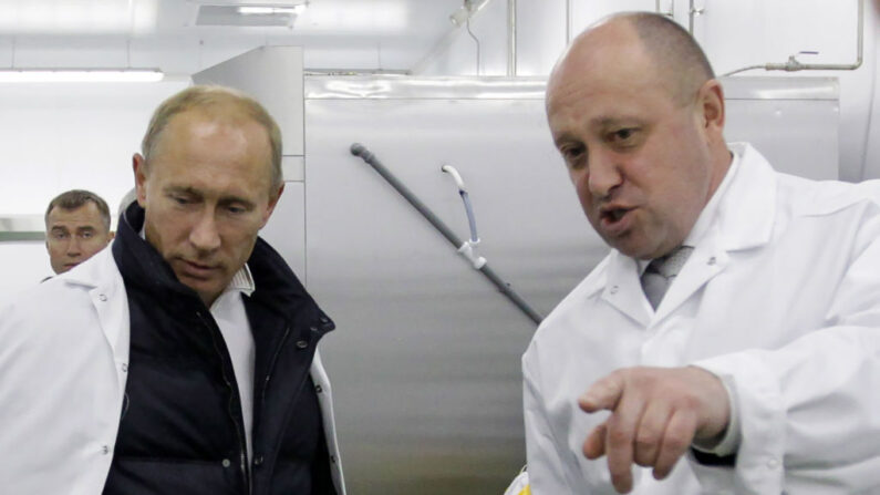 O empresário Yevgeny Prigozhin mostra a Vladimir Putin sua fábrica de merenda escolar nos arredores de São Petersburgo em 20 de setembro de 2010 (Foto de ALEXEY DRUZHININ/SPUTNIK/AFP via Getty Images)