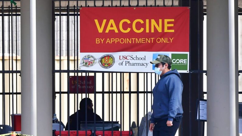 Nenhuma fila é vista no local de vacinação contra COVID-19 de Lincoln Park já fechado devido à falta de vacinas em Los Angeles, Califórnia, em 11 de fevereiro de 2021. (Frederic J. Brown/AFP via Getty Images)