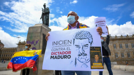 Milhões de venezuelanos no exterior não poderão votar devido a obstáculos do regime de Maduro