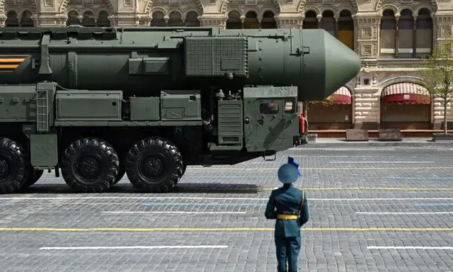 Um lançador de míssil balístico intercontinental russo Yars é exibido na Praça Vermelha durante o desfile militar do Dia da Vitória no centro de Moscou em 9 de maio de 2022. (Kirill Kudryavtsev/AFP via Getty Images)
