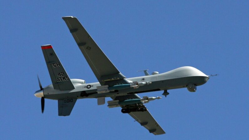 Um drone sobrevoa a Creech Air Force Base em Indian Springs, Nevada, em 8 de agosto de 2007. (Ethan Miller/Getty Images)