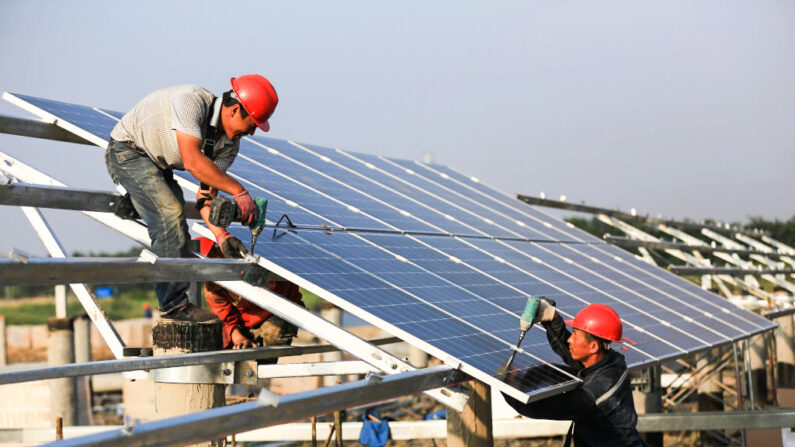 Trabalhadores instalam painéis solares no canteiro de obras do projeto de energia fotovoltaica de 40 MW em Huai’an, China, em 11 de junho de 2018. (VCG/VCG via Getty Images)