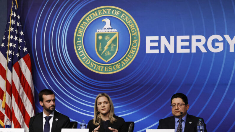 Cientistas dos Laboratórios Nacionais Lawrence Livermore (E-D) Experimental Principal Alex Zylstra, Projetista Principal Annie Kritcher e Engenheiro-Chefe do Sistema Nacional de Ignição a Laser Jean-Michel Di Nicola realizam uma coletiva de imprensa na sede do Departamento de Energia para anunciar um avanço na pesquisa de fusão em Washington, em 13 de dezembro de 2022. (Chip Somodevilla/Getty Images)