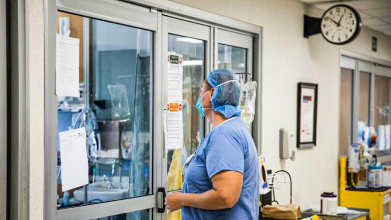 Um profissional de saúde se prepara para entrar no quarto de um paciente com COVID-19 em um hospital de Ohio em uma fotografia de arquivo. (Megan Jelinger/AFP via Getty Images)