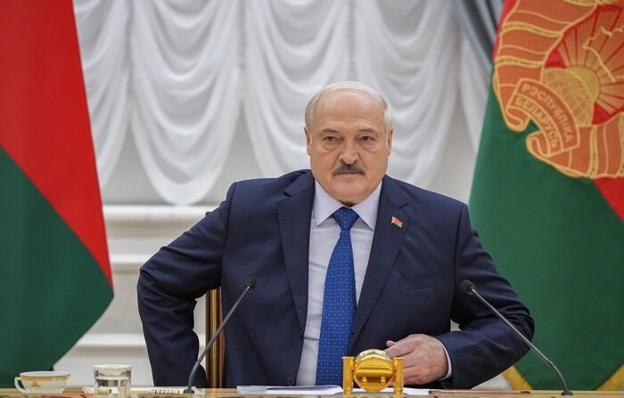 O presidente da Bielorrússia, Alexander Lukashenko, participa de uma reunião com jornalistas estrangeiros, em Minsk, Bielorrússia, 06 de julho de 2023 (EFE/EPA/STRINGER)