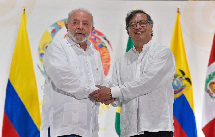 Fotografia cedida pela Presidência da Colômbia mostrando o presidente colombiano Gustavo Petro cumprimentando seu homólogo brasileiro, Luiz Inácio Lula da Silva em 08/07/2023, em Leticia, Colômbia  (EFE/ Presidência da Colômbia )