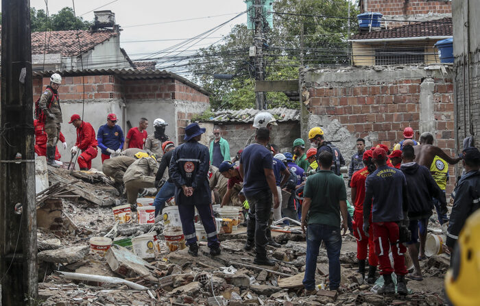 Equipes de socorro continuam os trabalhos de resgate após o colapso de um edifício , em Paulista, na região metropolitana de Recife, capital do estado de Pernambuco, Brasil (EFE/Carlos Ezequiel Vannoni)