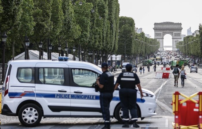 Barricadas policiais perto do Arco do Triunfo (EFE/EPA/MOHAMMED BADRA)