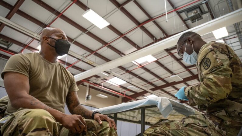 Um militar dos EUA se prepara para receber uma vacina contra a COVID-19 em Fort Knox, Ky., em 9 de setembro de 2021. (Jon Cherry/Getty Images)