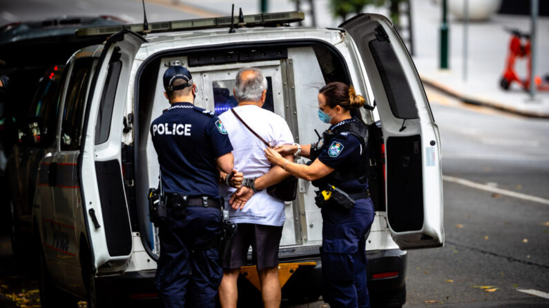 A polícia prende um homem por resistir a usar uma máscara facial no primeiro dia de um bloqueio instantâneo em Brisbane, Austrália, em 9 de janeiro de 2021. (Patrick Hamilton / AFP via Getty Images)