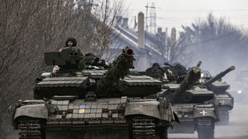 Tanques ucranianos avançam na direção de Bakhmut, na região de Donetsk Oblast, em 20 de março de 2023. (Aris Messinis/AFP via Getty Images)
