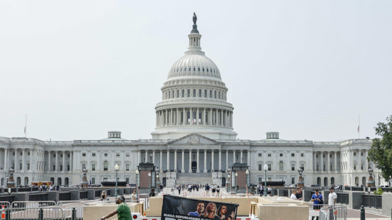Um outdoor móvel contra os republicanos do Comitê de Supervisão da Câmara passa pelo Capitólio dos EUA em Washington em 10 de maio de 2023. (Jemal Countess/Getty Images for Congressional Integrity Project)