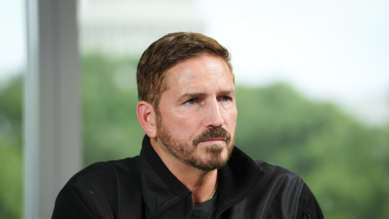 Jim Caviezel, ator do novo filme de tráfico humano “Sound of Freedom”, fala durante uma entrevista em Washington em 21 de junho de 2023 (Madalina Vasiliu/The Epoch Times)