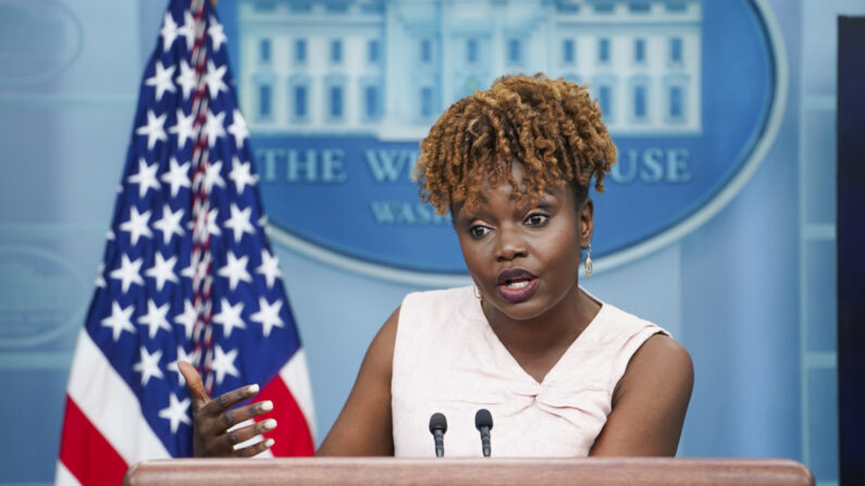 A secretária de imprensa da Casa Branca, Karine Jean-Pierre, fala durante uma coletiva de imprensa na Casa Branca em 5 de julho de 2023. (Madalina Vasiliu/The Epoch Times)