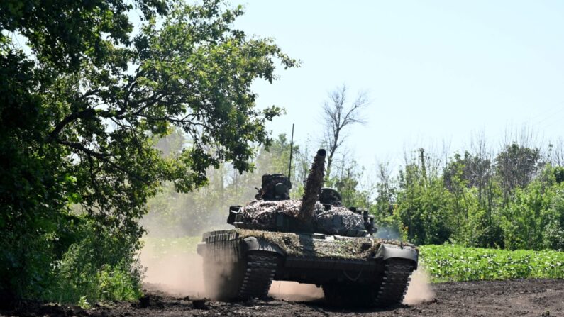 Militares ucranianos andam em um tanque não muito longe da linha de frente na região de Kharkiv em meio à invasão russa na Ucrânia, em 6 de julho de 2023 (Sergey Bobok/AFP via Getty Images)
