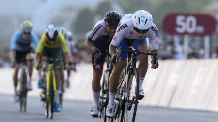 Ciclista transgênero vence corrida feminina para ‘causar polêmica’