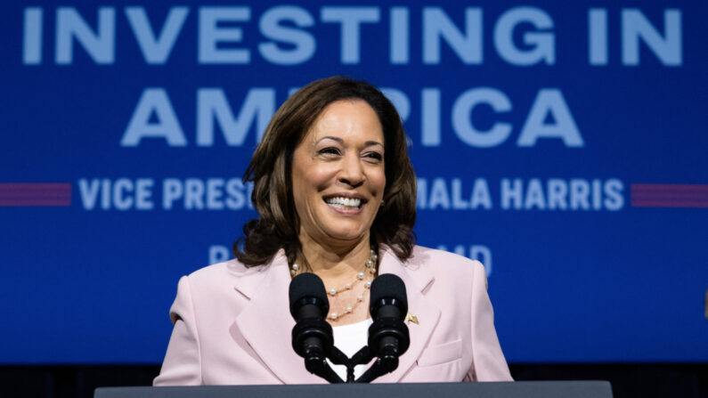 A vice-presidente Kamala Harris falou durante a conclusão da gira Invertir na América na Universidade Estatal de Coppin em Baltimore, Maryland, em 14 de julho de 2023. (Saul Loeb/AFP via Getty Images)