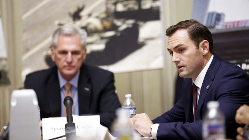 Presidente Mike Gallagher (R-Wis.) em um evento para comemorar o 34º aniversário do Massacre da Praça Tiananmen no Capitólio dos EUA em Washington, DC, em 5 de junho de 2023. Liderança do Congresso, membros do Comitê Seleto da Câmara dos Estados Unidos em Competição estratégica entre os Estados Unidos e o Partido Comunista Chinês e ativistas chineses de direitos humanos participaram do evento. (Anna Moneymaker/Getty Images)