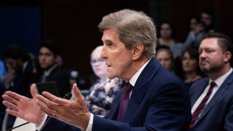 O enviado do clima dos EUA, John Kerry, testemunha durante uma audiência do Subcomitê de Supervisão e Responsabilidade da Câmara no Capitólio em 13 de julho de 2023. (Brendan Smialowski/AFP via Getty Images)