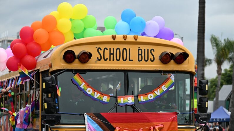 Um ônibus escolar adornado com as cores do arco-íris é a entrada do YMCA para a Parada do Orgulho LGBT de 2023 em Hollywood, Califórnia, em 11 de junho de 2023 (Robyn Beck/AFP via Getty Images)