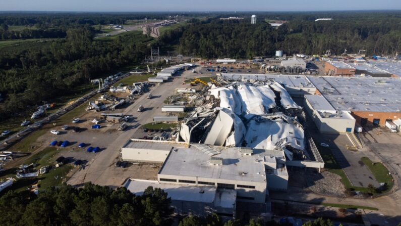Danos a uma fábrica farmacêutica da Pfizer depois que um tornado atingiu a instalação dois dias antes em Rocky Mount, Carolina do Norte, em 21 de julho de 2023. (Sean Rayford/Getty Images)