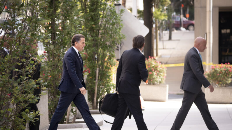 Hunter Biden chega ao J. Caleb Boggs Federal Building em Wilmington, Del., em 26 de julho de 2023. (Madalina Vasiliu/The Epoch Times)