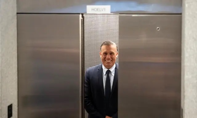 Devon Archer, um ex-sócio de negócios de Hunter Biden, entra em um elevador ao chegar para um depoimento a portas fechadas com o Comitê de Supervisão da Câmara no Edifício O'Neill House Office em Washington em 31 de julho de 2023. (Drew Angerer/Getty Images )