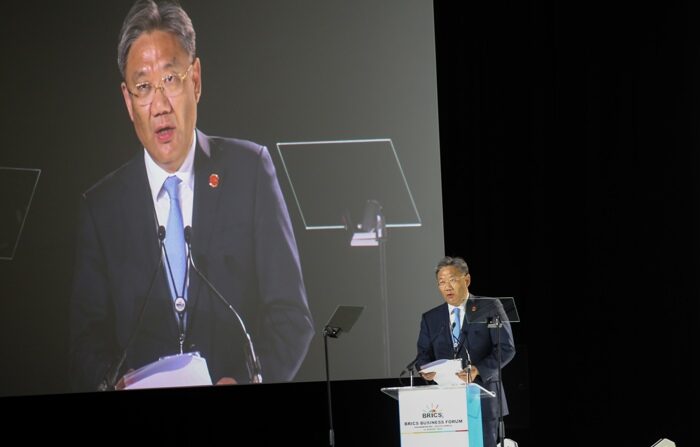 Ministro do Comércio da China, Wang Wentao, discursa durante a 15ª Cúpula do BRICS em Joanesburgo, África do Sul, 22 de agosto de 2023 (EFE/EPA/KIM LUDBROOK)